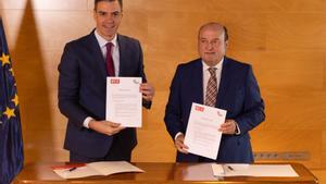 El presidente del Gobierno en funciones y candidato a la reelección, Pedro Sánchez (i), y el presidente del EBB del PNV, Andoni Ortuzar (d), firman un acuerdo para la investidura, en el Congreso de los Diputados, a 10 de noviembre de 2023, en Madrid
