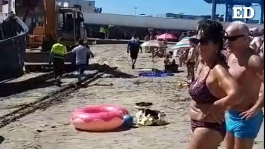 Aparece una patera vacía en la playa de Los Cristianos