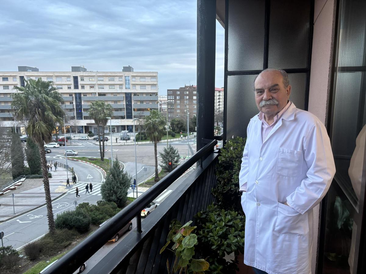 Gómez Villa, en el balcón de su consulta en Cáceres.