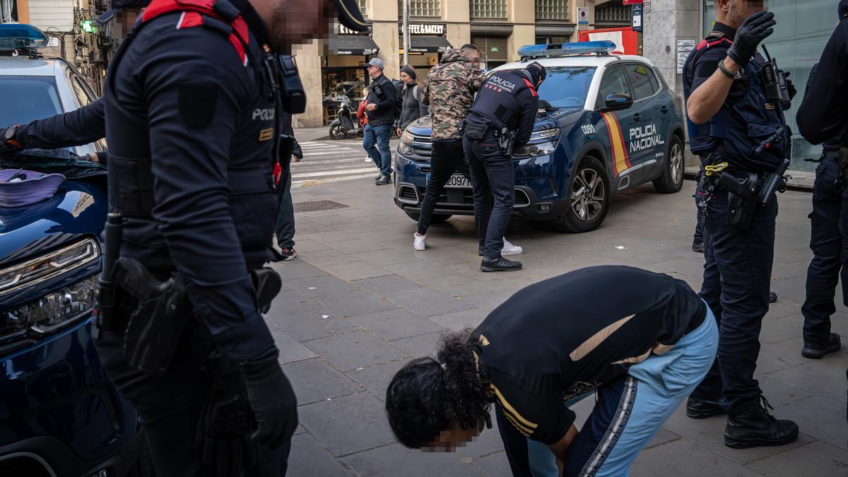 Mil agentes se despliegan en Barcelona, Badalona y LHospitalet en un macrodispositivo contra la multirreincidencia