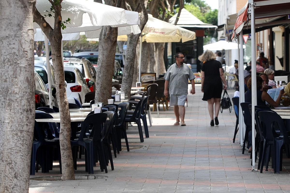 MLG.17/07/2014.- BARRIADA EL ROMERAL, CALLE PLUTARCO, TERRAZAS DE BARES Y RESTAURANTES.-ARCINIEGA