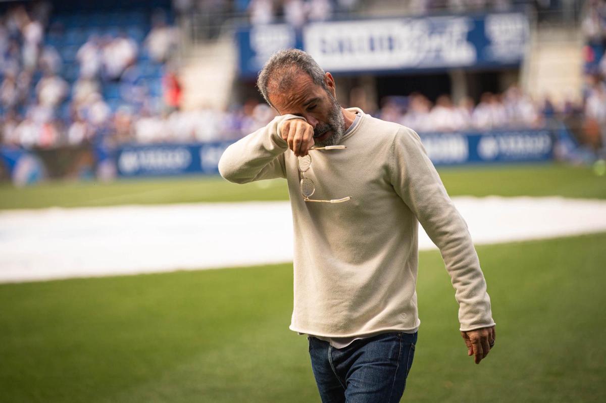 Entre lágrimas, besos y abrazos: así celebra el CD Tenerife su ascenso durante el calentamiento