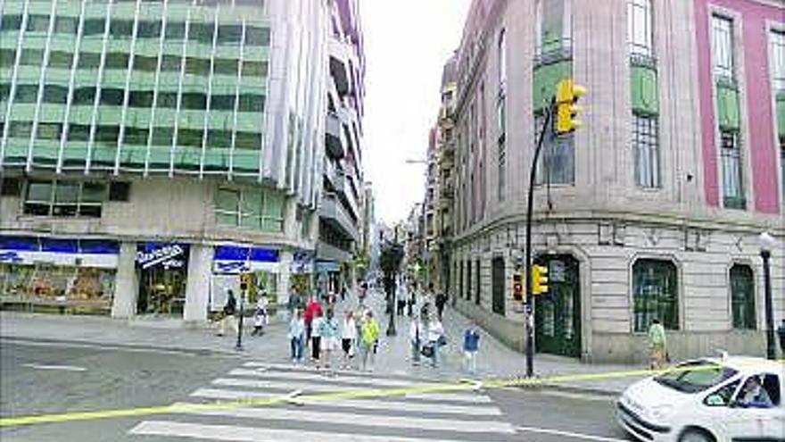 De arriba a abajo la calle Corrida, La Escalerona y el Puerto Deportivo vistos desde la aplicación de Google «Street View».