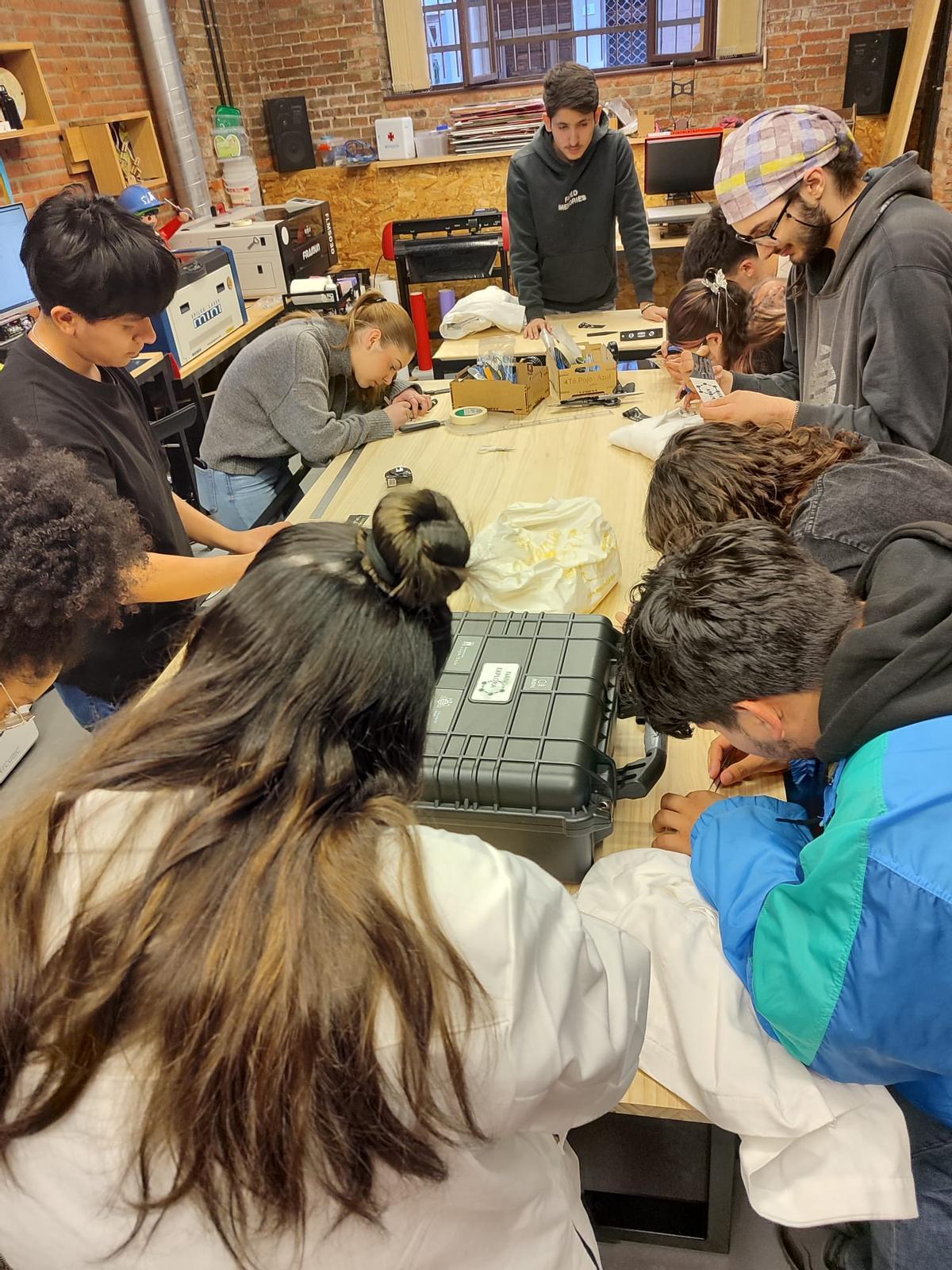 Miembros de Mar de Niebla realizando una actividad en el Maker