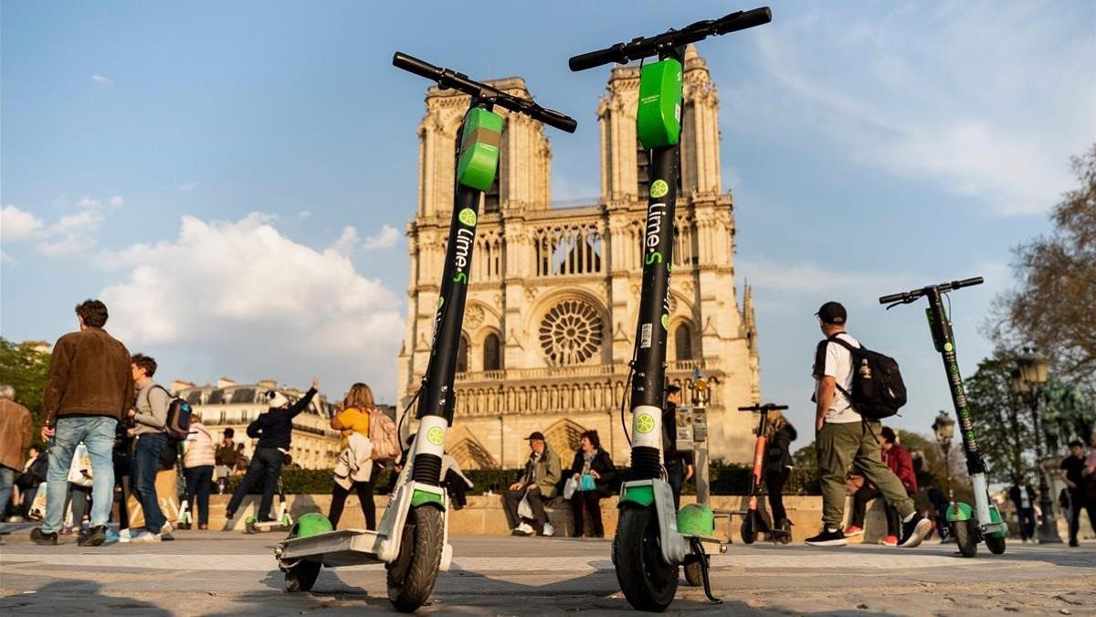 Dos patinetes de alquiler frente a la catedral de Notre Dame de París.