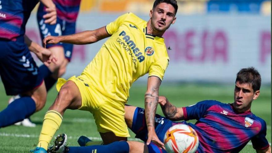 Forlín defensant una pilota ahir al camp del Vila-real B. | VILA-REAL FC