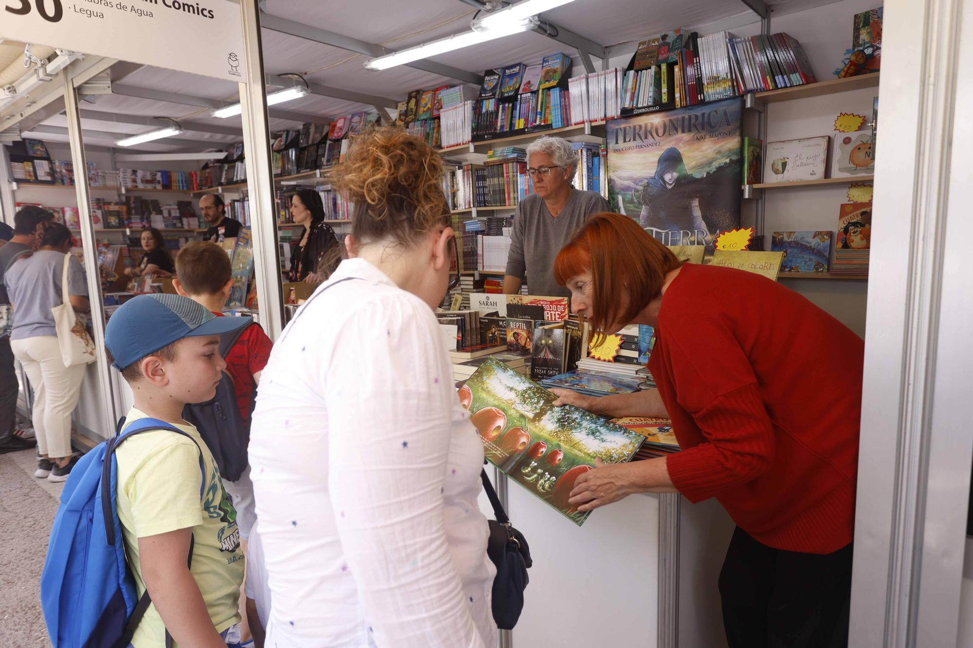 Llenazo de domingo en la Fira del Llibre