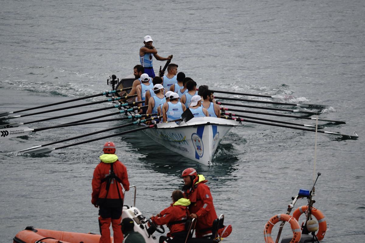 El CR Cabo da Cruz, en la categoría masculina, y el CR Salgado-Perillo, en la femenina resultaron ganadores del Trofeo Teresa Herrera de Traineras disputado este fin de semana en la ensenada del Orzán. El CR Cabo da Cruz, en la categoría masculina, y el CR Salgado-Perillo, en la femenina resultaron ganadores del Trofeo Teresa Herrera de Traineras disputado este fin de semana en la ensenada del Orzán.