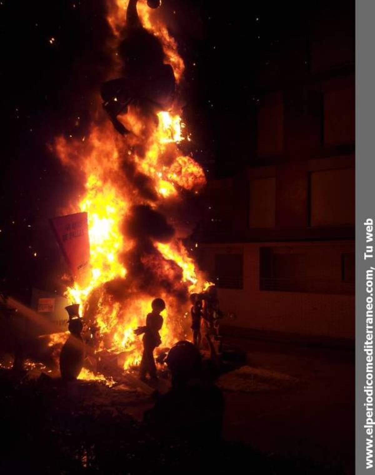 GALERÍA DE FOTOS - El fuego devora las fallas de la provincia.