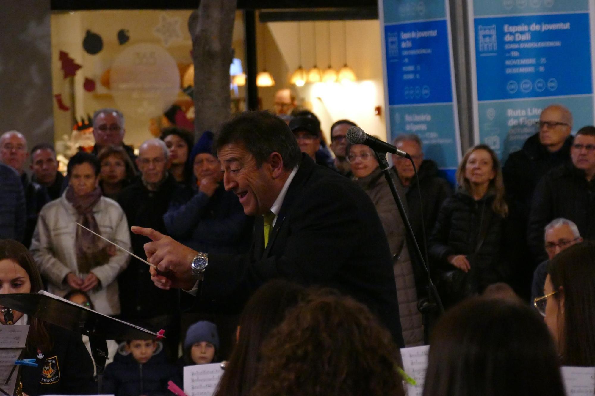 Una setantena de músics omplen la plaça de l'Ajuntament de Figueres