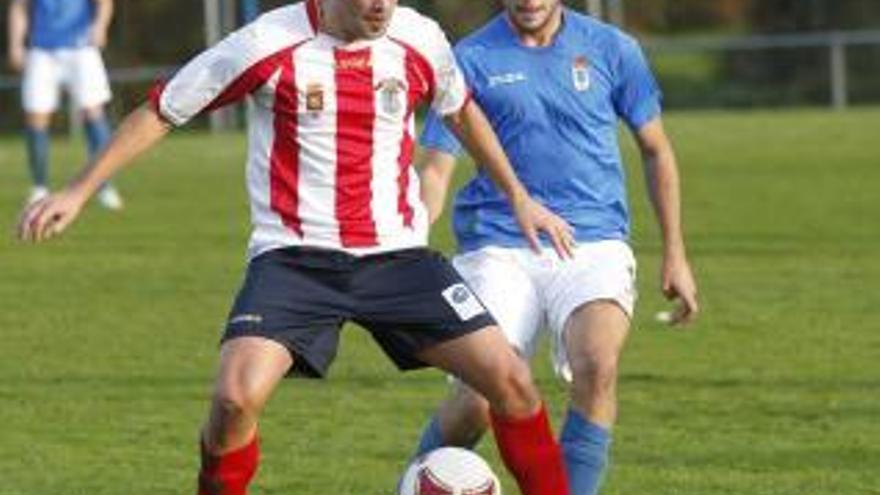 Adri Llano, con la camiseta del Vetusta