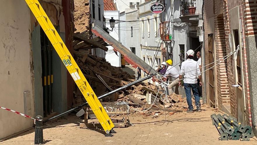 Operarios trabajan en la casa derrumbada