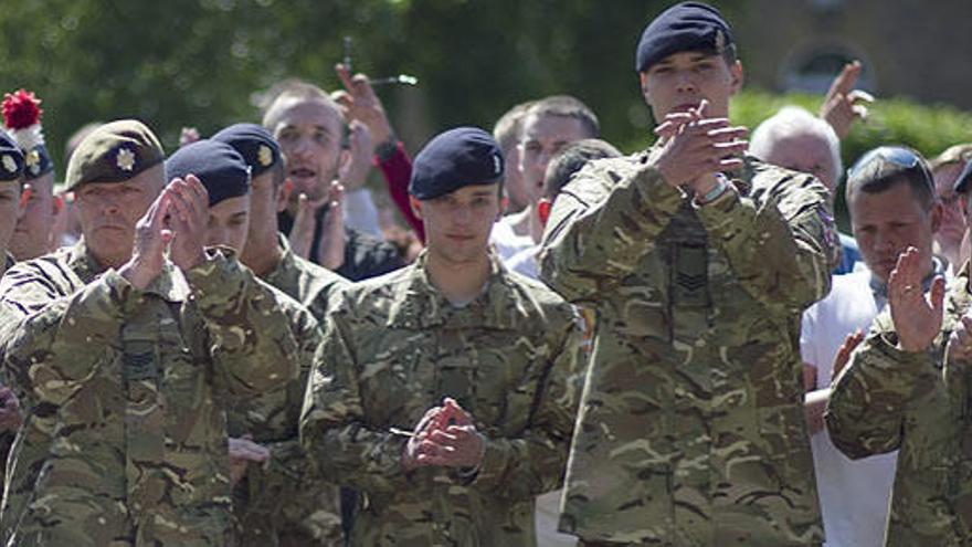 Homenaje al soldado asesinado en el lugar del crimen.