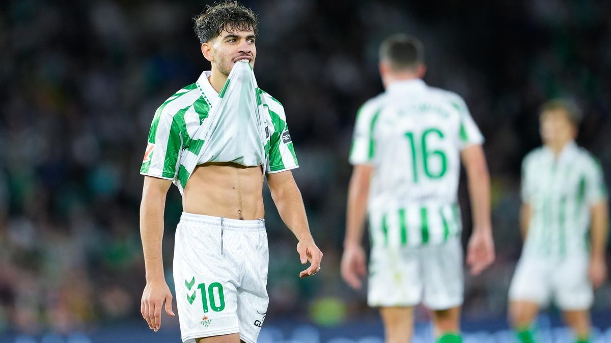 Abde Ezzalzouli del Real Betis se lamenta durante el partido de fútbol de la liga española, LaLiga EA Sports, jugado entre el Real Betis y el Atlético de Madrid en el estadio Benito Villamarín el 27 de octubre de 2024, en Sevilla, España.