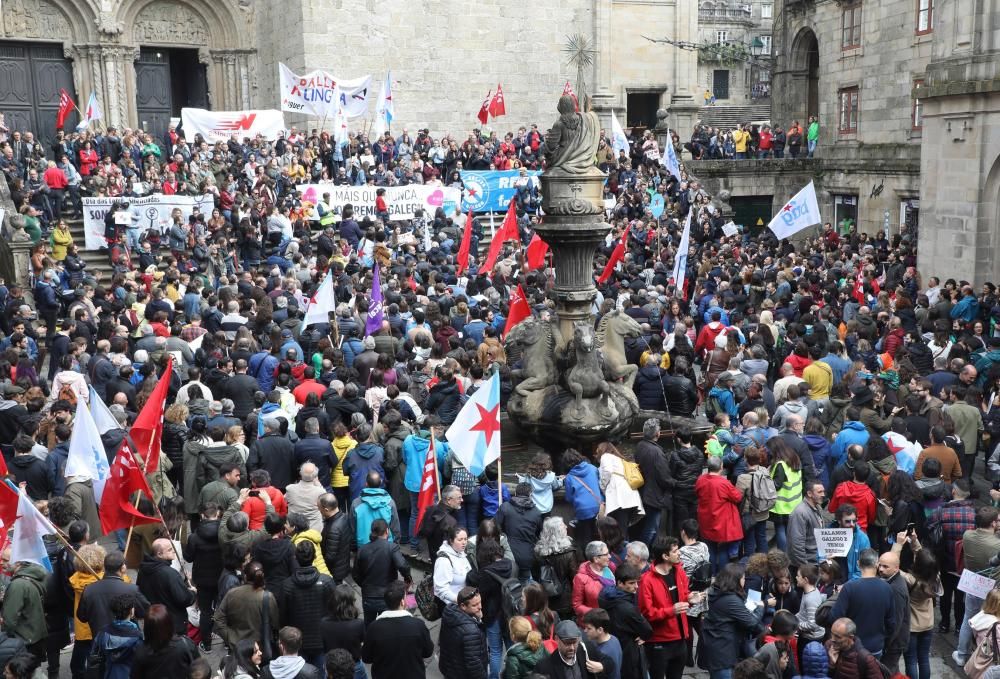 Miles de manifestantes xuntáronse na Praza de Praterías