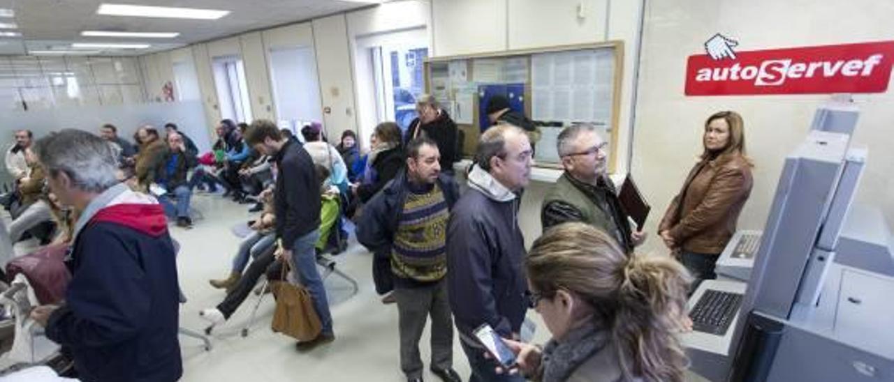 Parados de Castelló recogen firmas para que el Servef  les deje acceder desde el móvil
