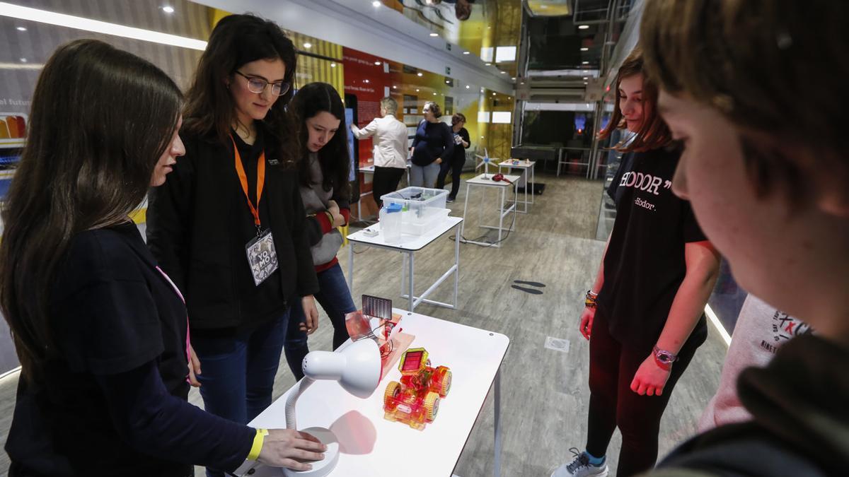 Jóvenes atienden a una monitora en el Energy Track de Gas Natural instalado en el salón YoMo.