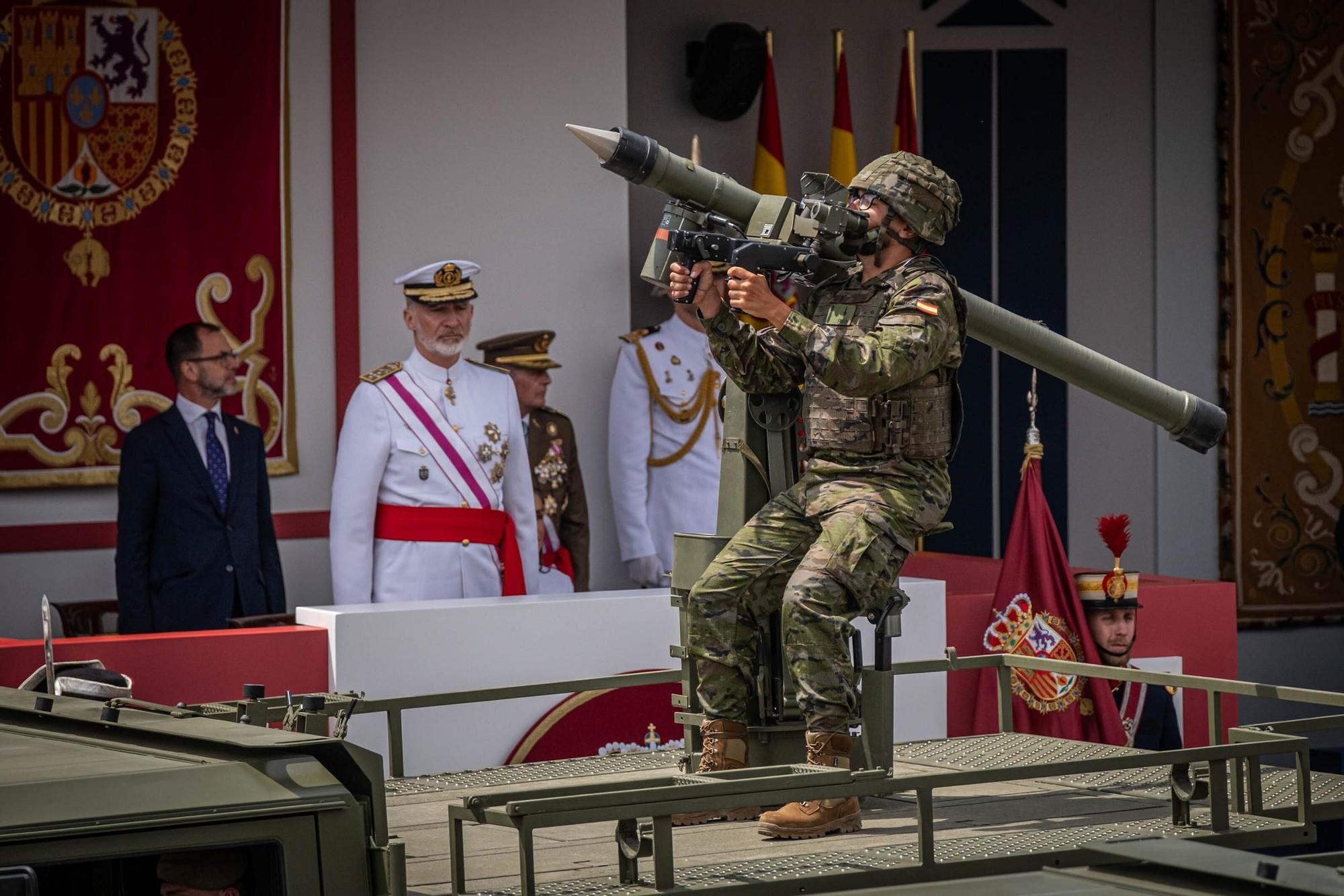 Las mejores imágenes del desfile militar de las Fuerzas Armadas en Tenerife con la presencia de Sus Majestades los Reyes
