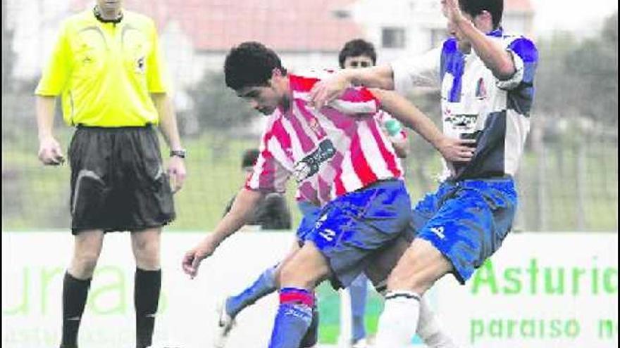 El árbitro presenciando de cerca, ayer, una disputa de balón en Mareo.