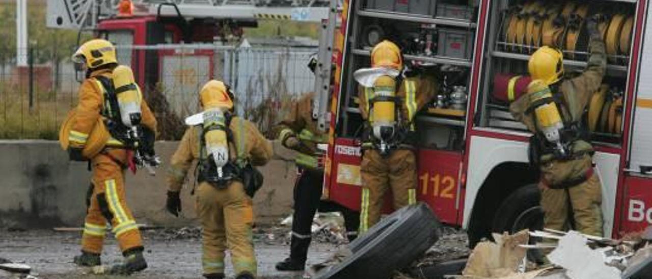 Simulacro de una explosión y derrumbe de una fábrica en Elche, en 2012.