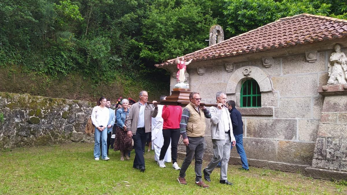 La romería de la Ascensión en la capilla de Santos Reis, en Bueu.