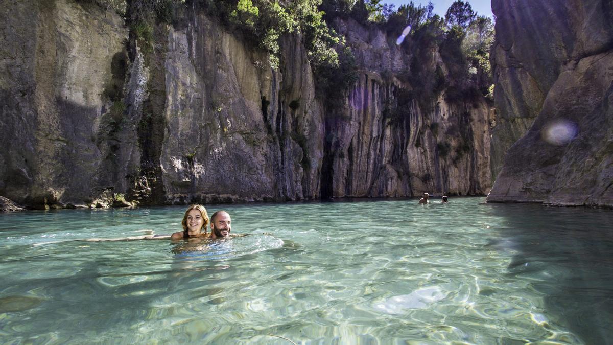 Una pareja se baña en las templadas aguas de Montanejos.