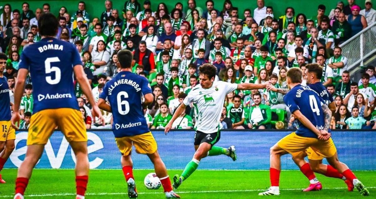 Sangalli remata a puerta en un partido con el Racing.