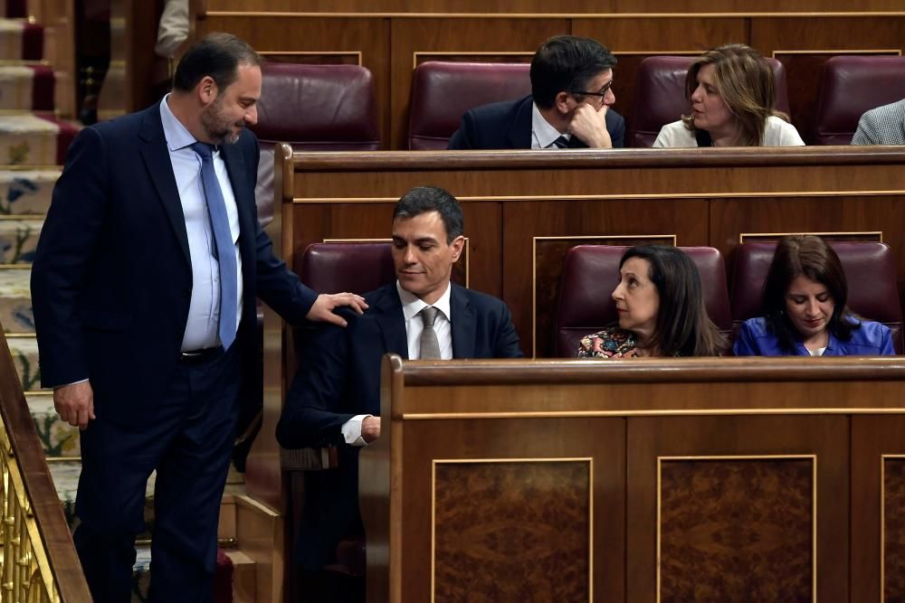 José Luis Ábalos saluda a Pedro Sánchez durante la primera sesión del debate de la moción de censura contra Rajoy, el 31 de mayo de 2018.