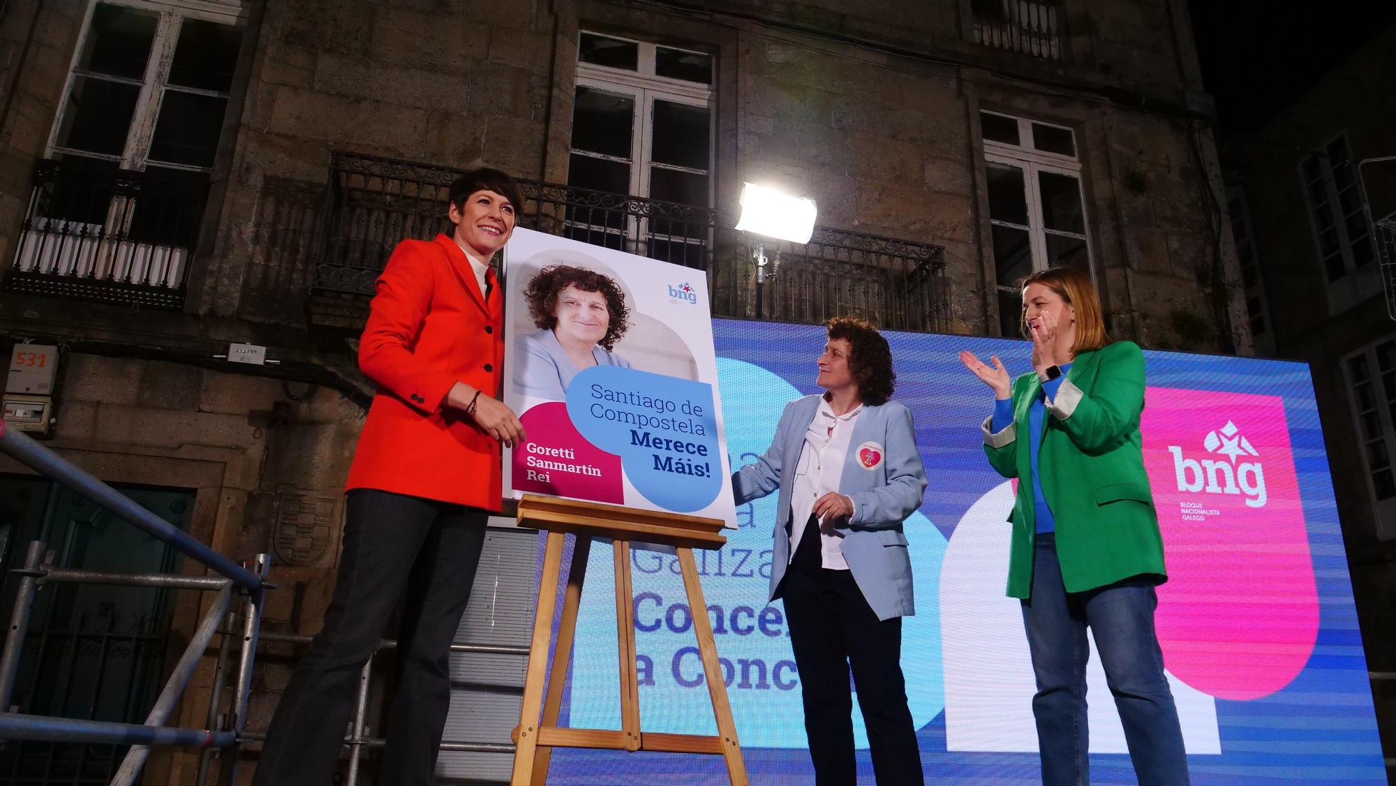 Ana Pontón, líder del BNG autonómico, junto a Goretti Sanmarttin, condidata a la alcaldía de Santiago, y Miriam Louzao, segunda na lista do BNG