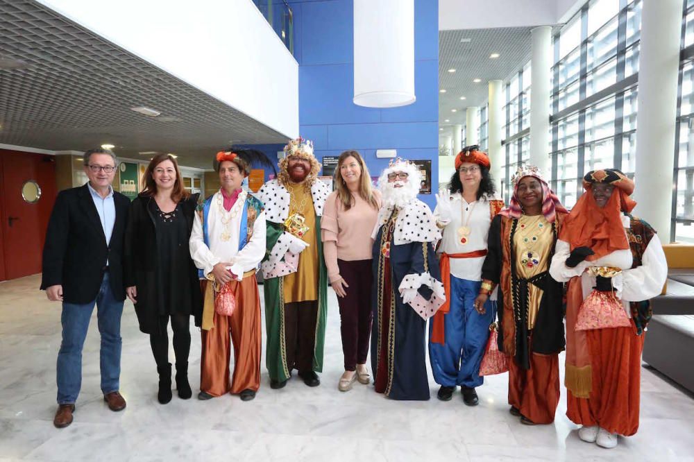 Los Reyes Magos visitan a los niños ingresados en el hospital de Son Espases