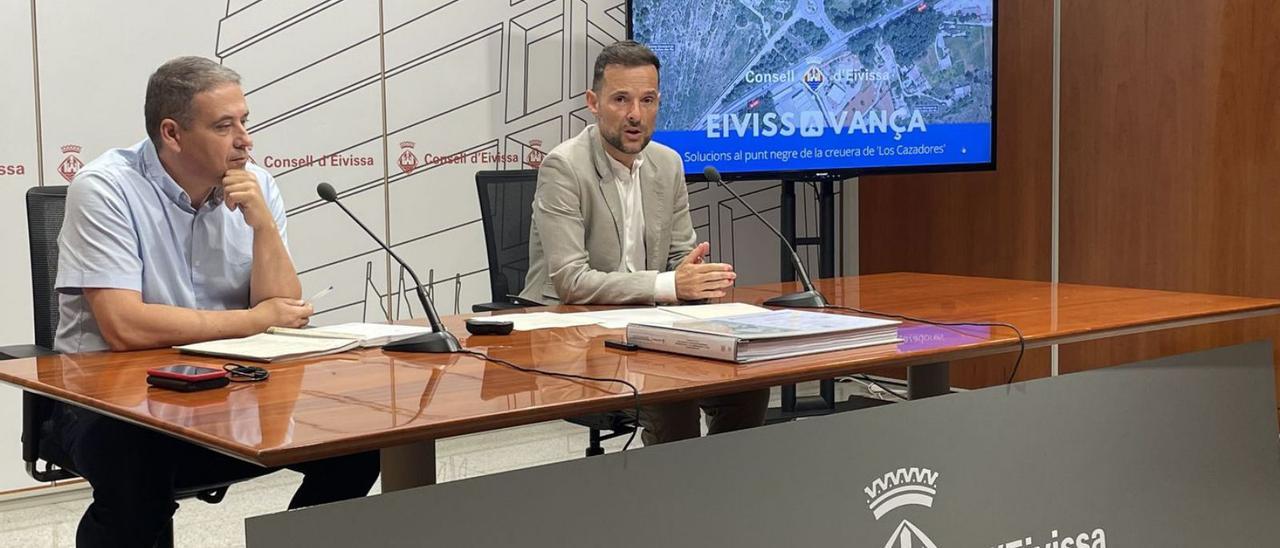 Antoni Marí y Mariano Juan, esta mañana en rueda de prensa en el Consell de Ibiza.