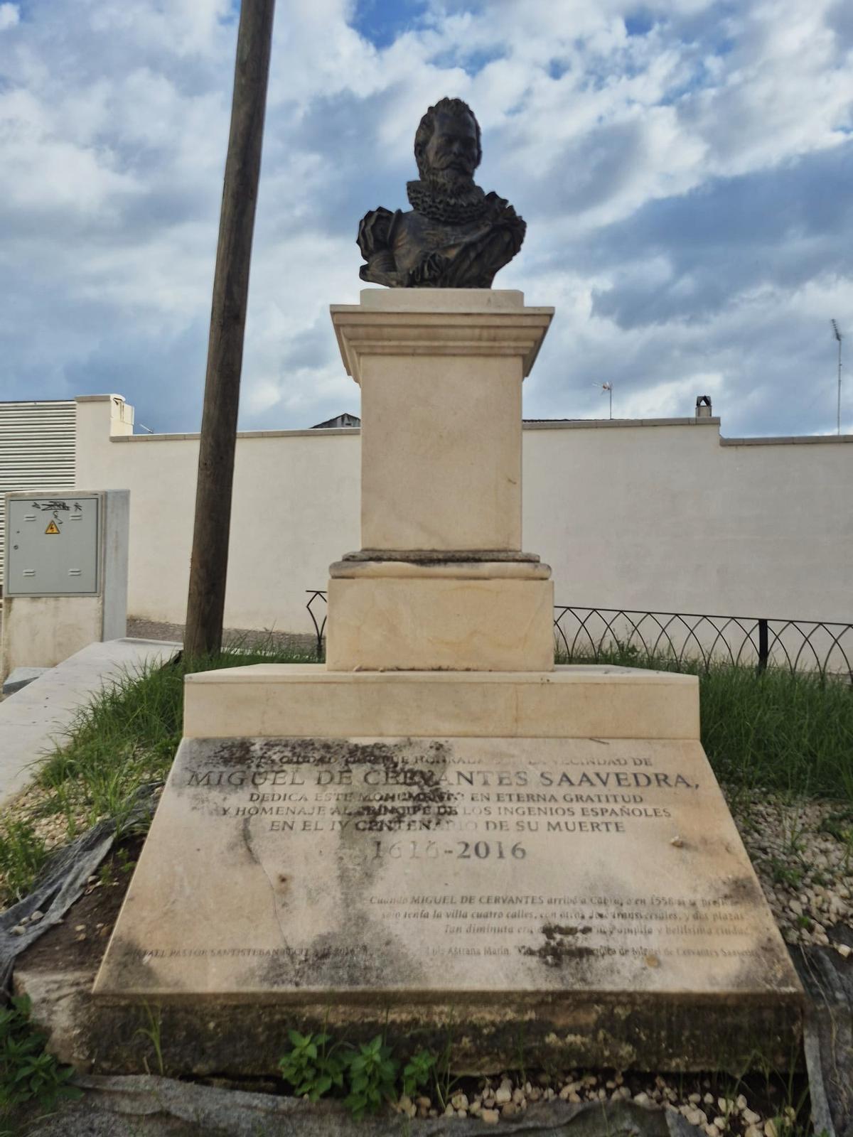 Escultura en homenaje a Cervantes en la calle Cuesta Bachiller León de Cabra.