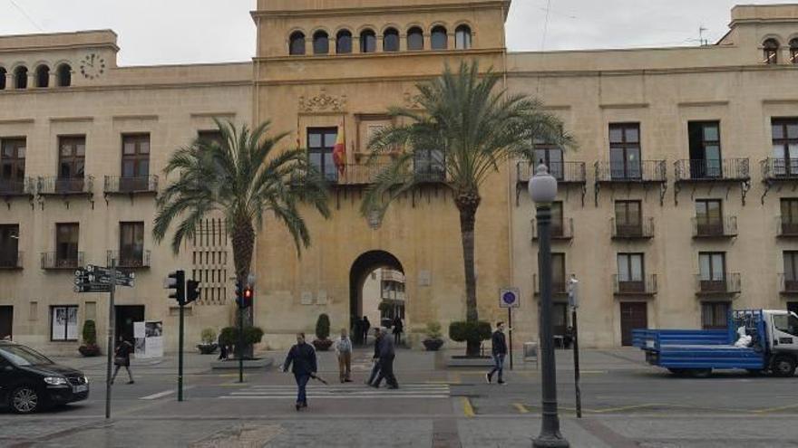 La fachada del Ayuntamiento de Elche.