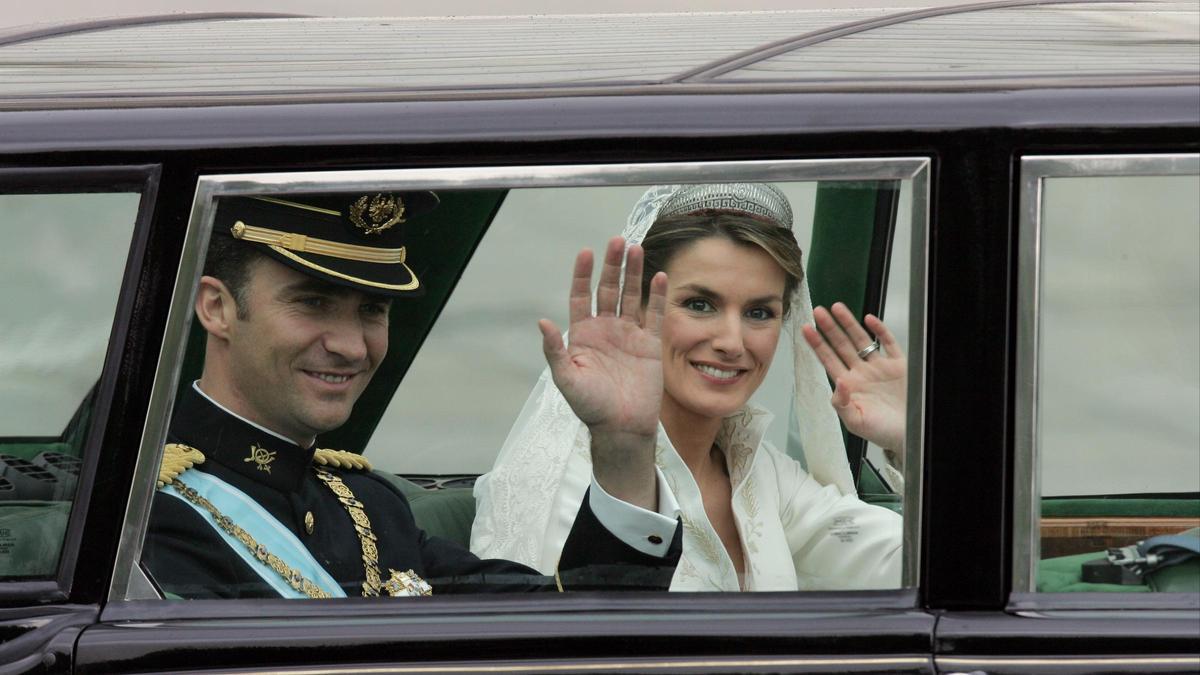 20 aniversario de la boda de los Reyes: así fue el vestido de la reina Letizia