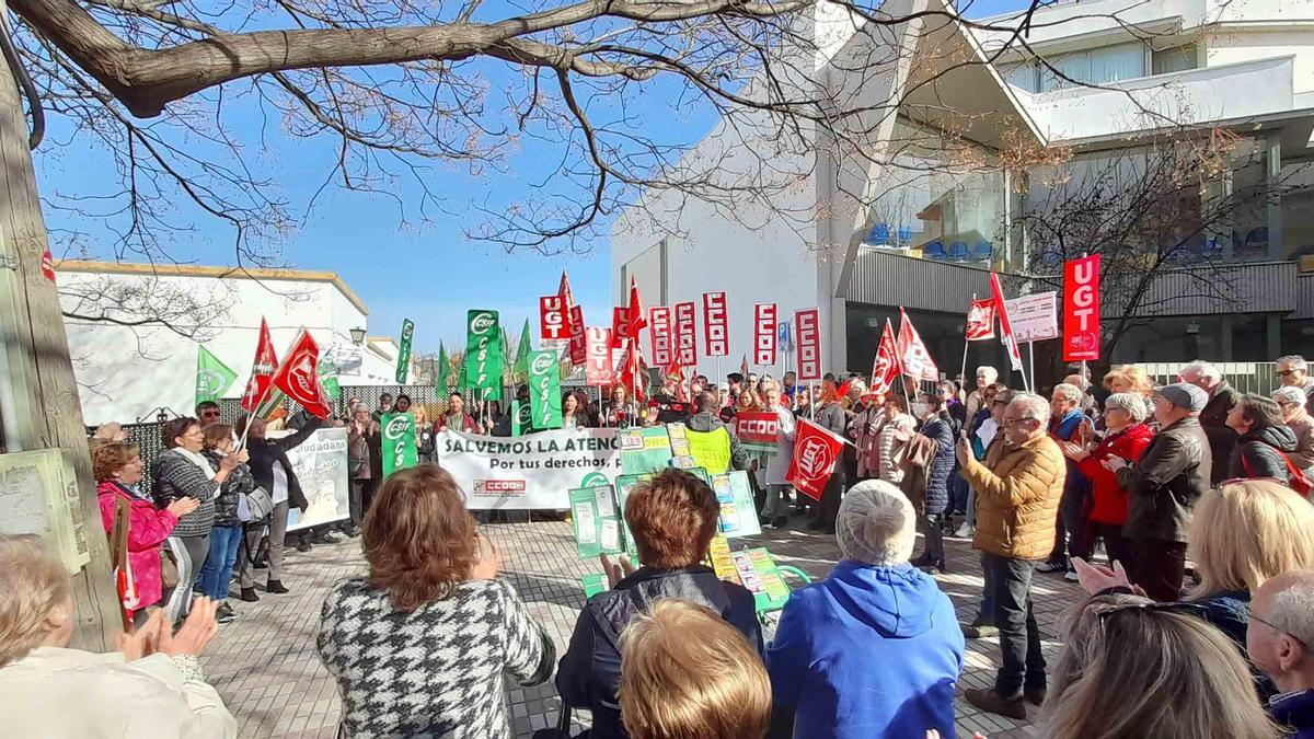 Unas 200 personas se concentran en el centro de salud de Cabra ...