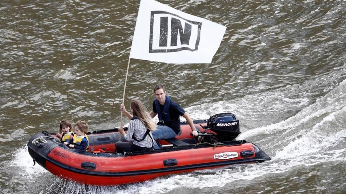 Joe Cox con su marido Brendan y sus dos hijas el miércoles en el Támesis participanto en la flotilla por permanecer en la UE.