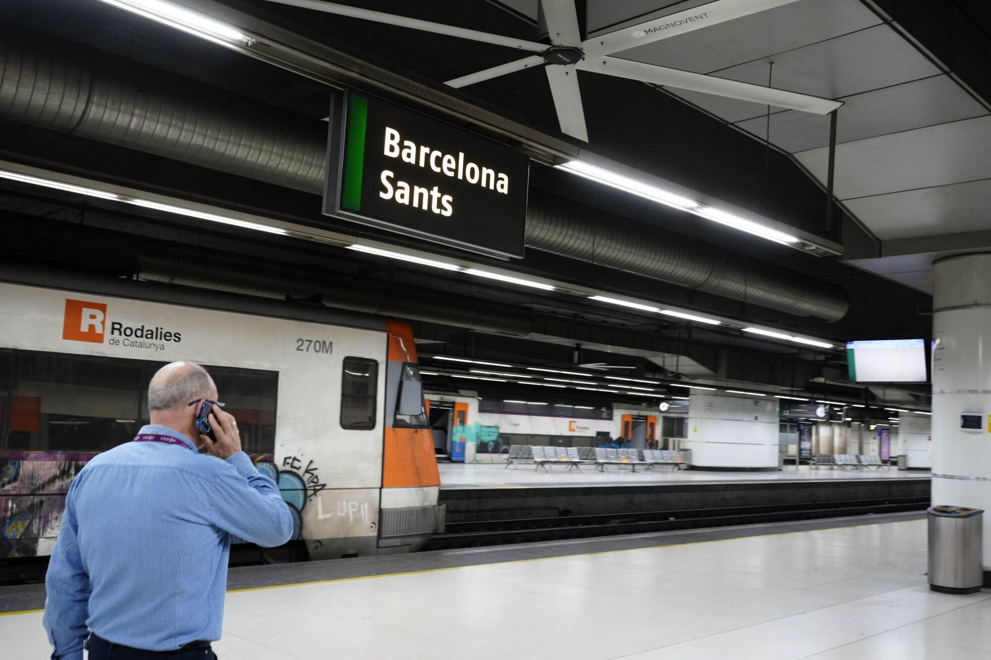 Barcelona 29/04/2025 Día después del Gran apagón en España y Portugal en el que la península quedó sin luz electricidad En la foto, los trenes de rodalies no funcionan, los aves van con retraso y se forman aglomeraciones y colas Fotografía de Ferran Nadeu