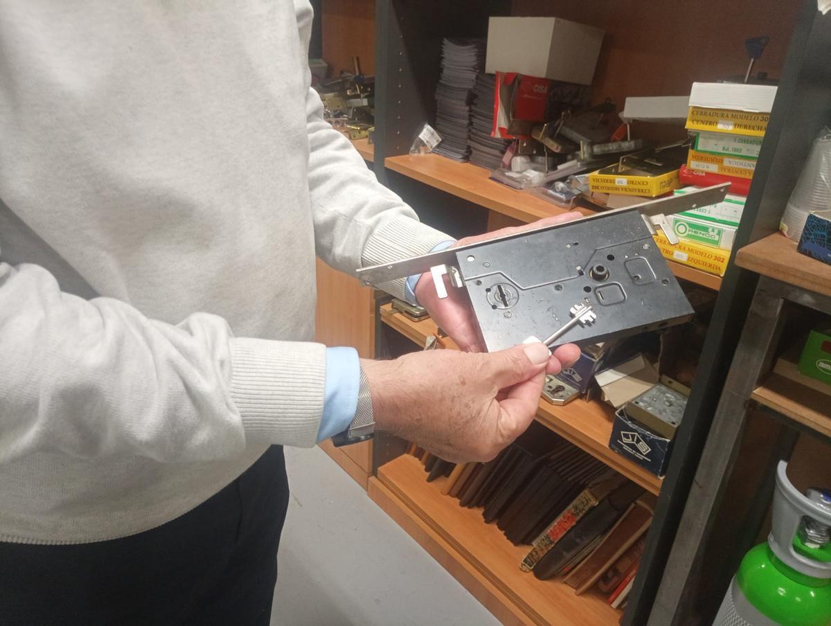 El presidente del Gremi de Serrallers de Catalunya any 1380, Jesús González, con una cerradura