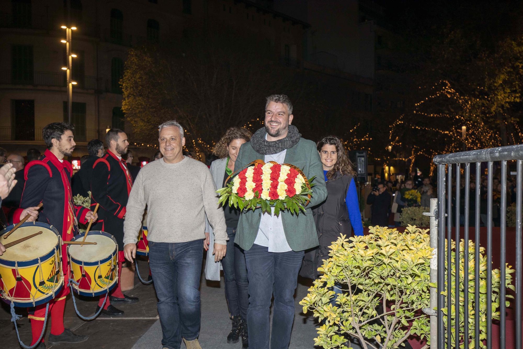 Diada de Mallorca: ofrenda floral a la estatua de Jaume I en Palma