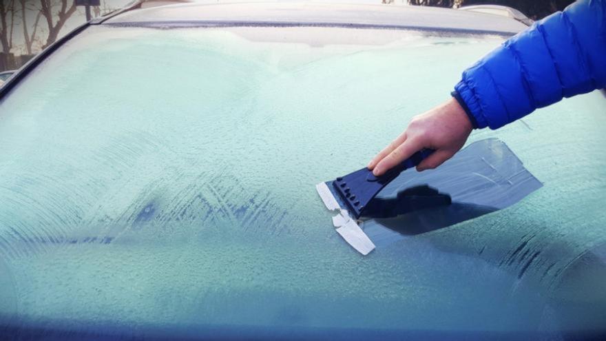 El serio aviso de la DGT: así debes quitar el hielo del coche para no romper el cristal