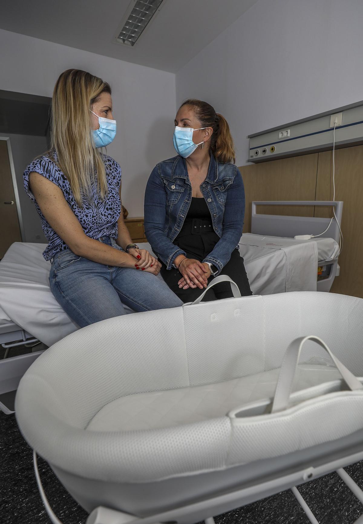 Eva y Esther en un paritorio del Hospital Vinalopó.