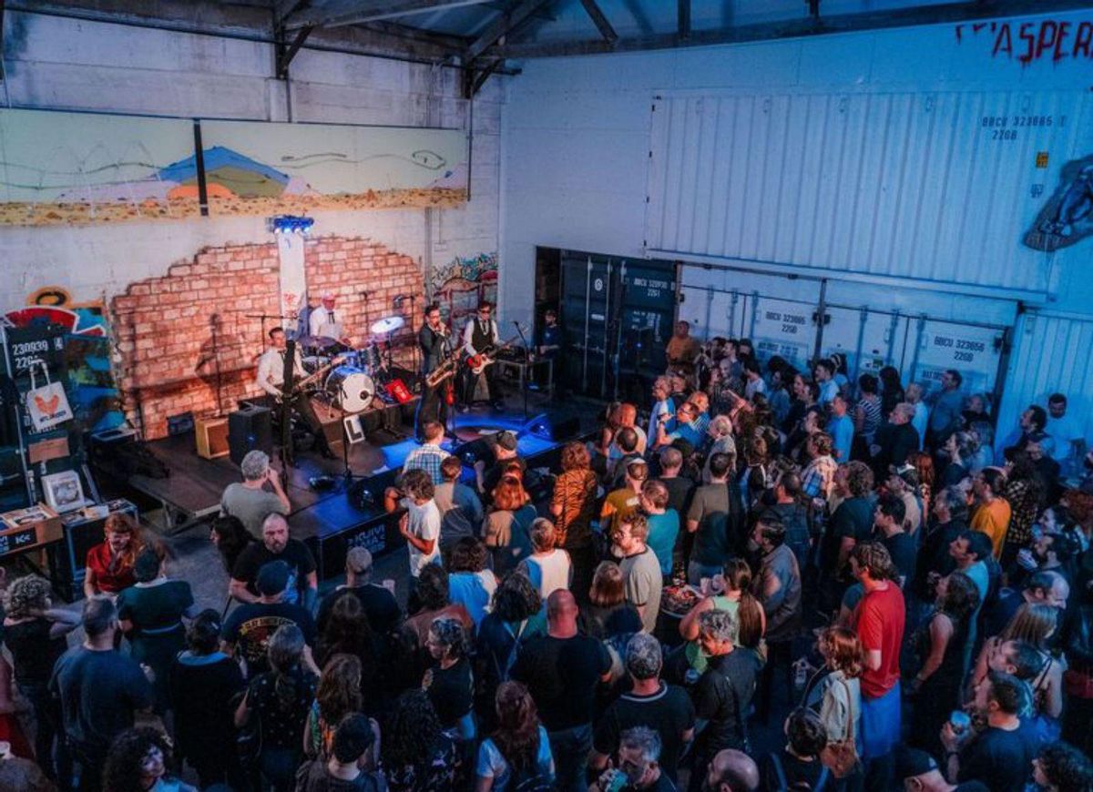Por la izquierda, vista general de uno de los conciertos de este verano y público contemplando la programación y en el recinto. |