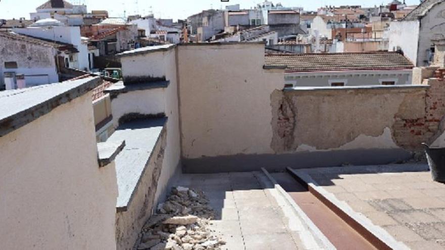 Estado de una parte de la fachada del Conservatorio Superior de Música Bonifacio Gil de Badajoz.