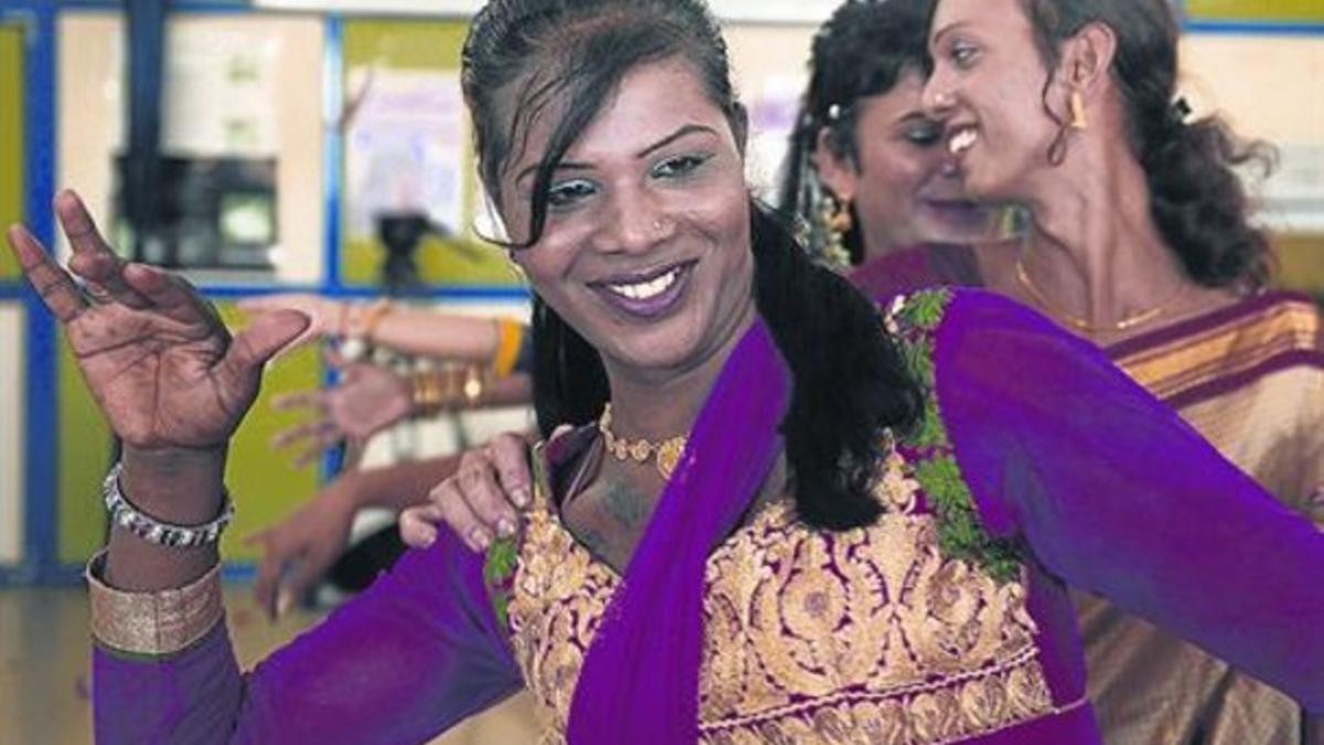 Transexuales indios celebran bailando la sentencia del Tribunal Supremo, ayer, en Bombay.