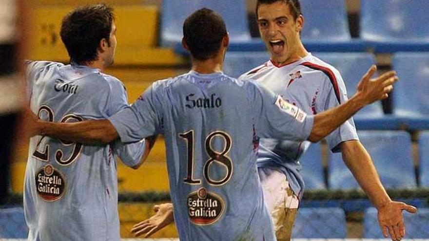 Joselu celebra con Toni y Saulo la consecución del gol que significaría el empate.