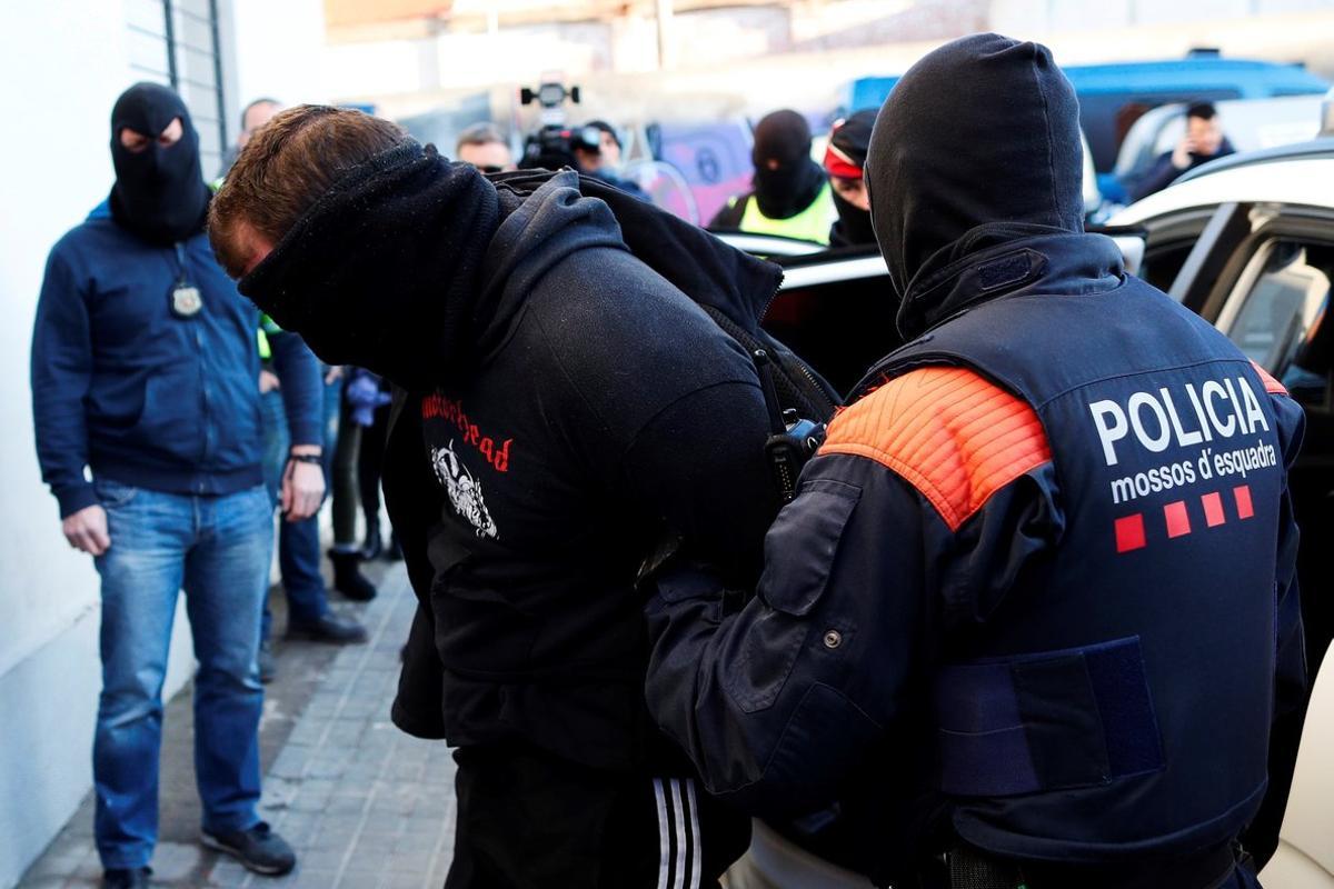 GRAF6478. SABADELL (BARCELONA) (ESPA?A), 07/02/2018.- Los Mossos d’Esquadra han detenido esta ma?ana en el ?rea de Barcelona a 16 miembros de la banda motera Hells Angels (?ngeles del Infierno) por tr?fico de drogas, algunos de los cuales estar?an tambi?n relacionados con un asesinato cometido en Sabadell en 2017. EFE/Alejandro Garc?a GRAF6478. SABADELL (BARCELONA) (ESPA?A), 07/02/2018.- Los Mossos d’Esquadra han detenido esta ma?ana en el ?rea de Barcelona a 16 miembros de la banda motera Hells Angels (?ngeles del Infierno) por tr?fico de drogas, algunos de los cuales estar?an tambi?n relacionados con un asesinato cometido en Sabadell en 2017. EFE/Alejandro Garc?a