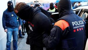 GRAF6478. SABADELL (BARCELONA) (ESPA?A), 07/02/2018.- Los Mossos d’Esquadra han detenido esta ma?ana en el ?rea de Barcelona a 16 miembros de la banda motera Hells Angels (?ngeles del Infierno) por tr?fico de drogas, algunos de los cuales estar?an tambi?n relacionados con un asesinato cometido en Sabadell en 2017. EFE/Alejandro Garc?a