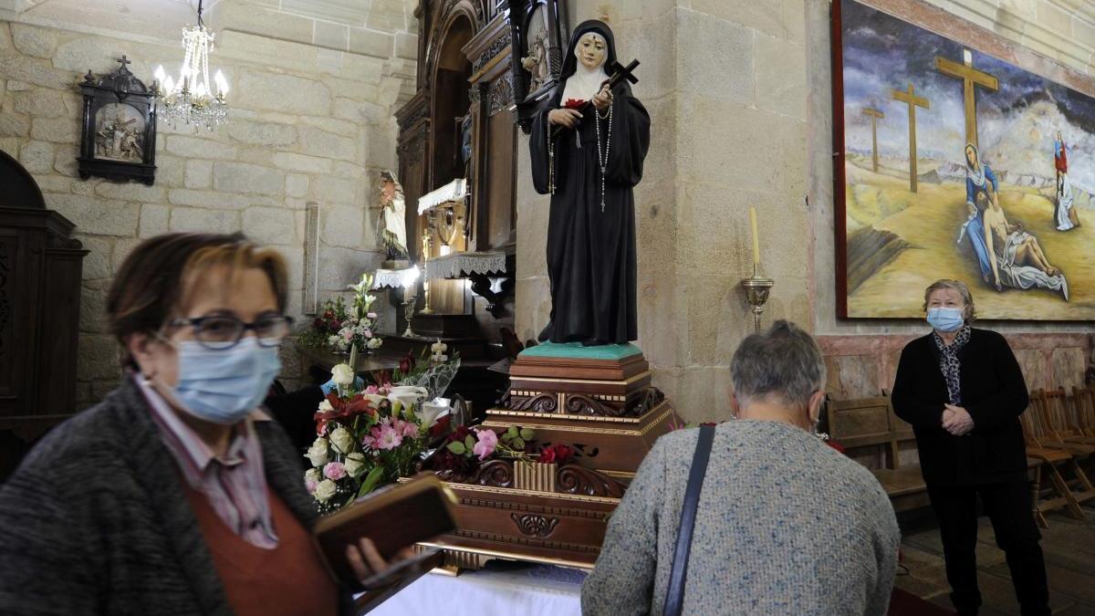 Los fieles de Santa Rita de Cereixo acudieron provistos de mascarilla y guardaron la distancia social. // Bernabé / Javier Lalín