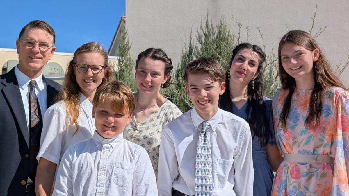 Elisa, de azul, con su familia de acogida en Utah.