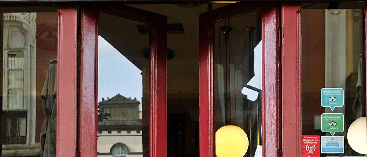 Un hostelero cierra las puertas de su negocio, en la capital grancanaria. | | JOSÉ CARLOS GUERRA